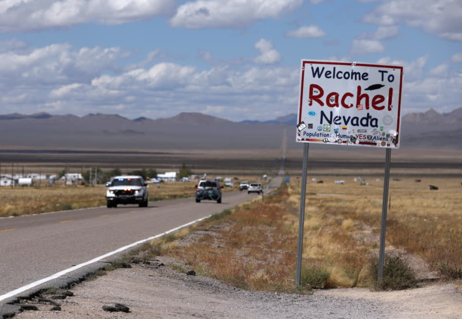 Въезд в город Rachel