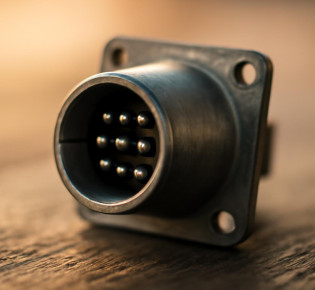 Торцевые разъёмы – корпуса: защита и надёжность соединений в электронике и промышленном оборудовании