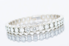 Стоит ли покупать браслет с бриллиантами в белом золоте: инвестиция в стиль и статус